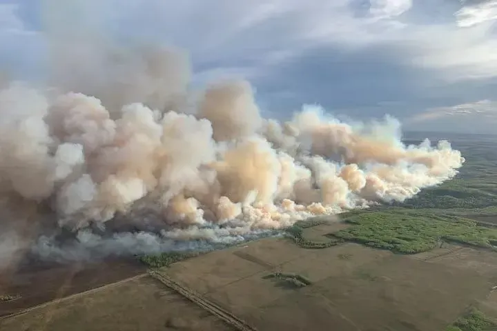 Масштабні лісові пожежі у Західній Канаді: тисячі людей евакуюють