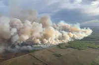 Масштабные лесные пожары в Западной Канаде: тысячи людей эвакуируют