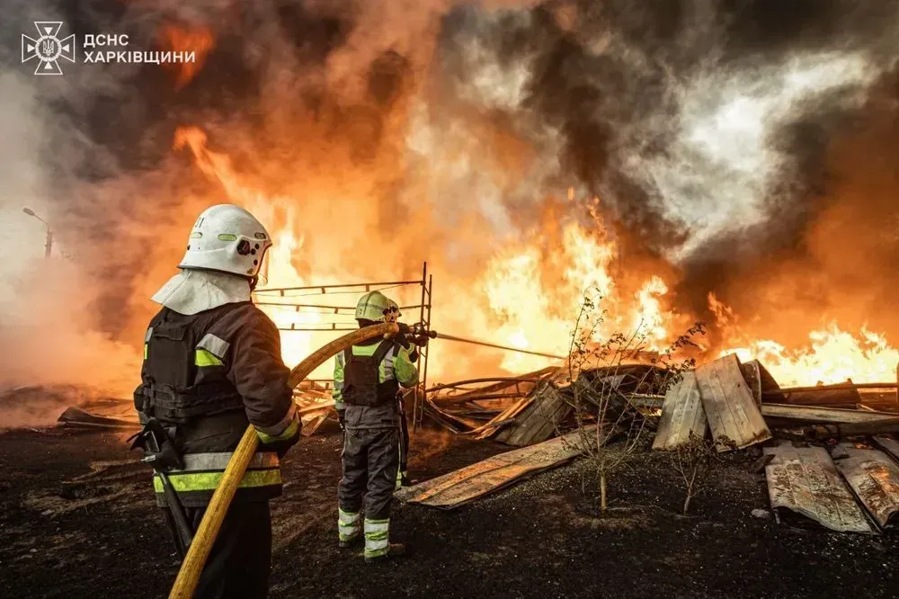 a-large-scale-fire-broke-out-in-kharkiv-region-a-warehouse-of-1500-square-meters-burned-down