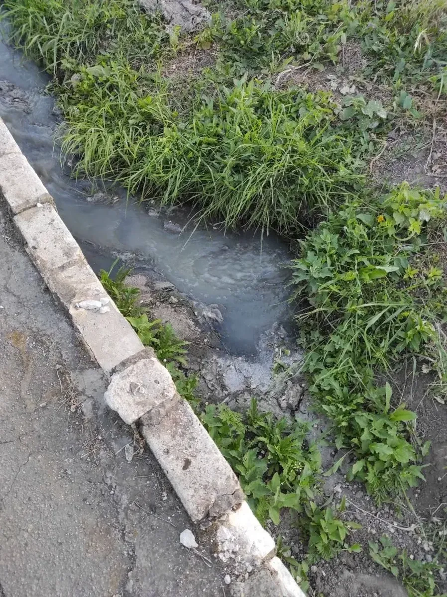 Маріупольці скаржаться, що вже місяць каналізаційні стоки течуть до моря