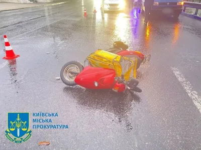 Нетрезвый курьер службы доставки еды на скутере врезался в бус в Киеве, один человек в реанимации - прокуратура