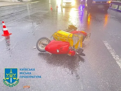 Нетверезий кур'єр служби доставки їжі на скутері врізався в бус у Києві, одна людина в реанімації - прокуратура