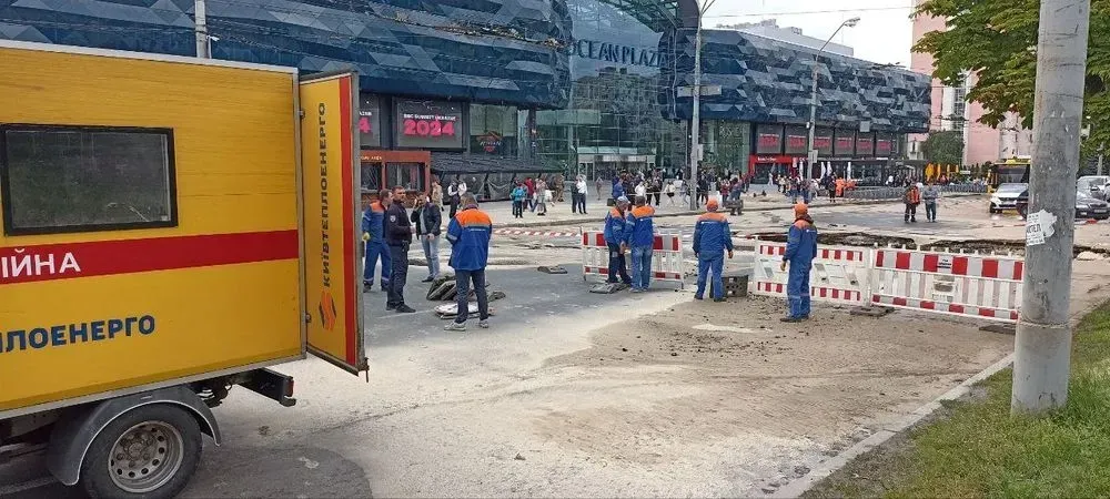 Прорыв трубы вблизи ТРЦ Ocean Plaza в Киеве: место повреждения локализовано