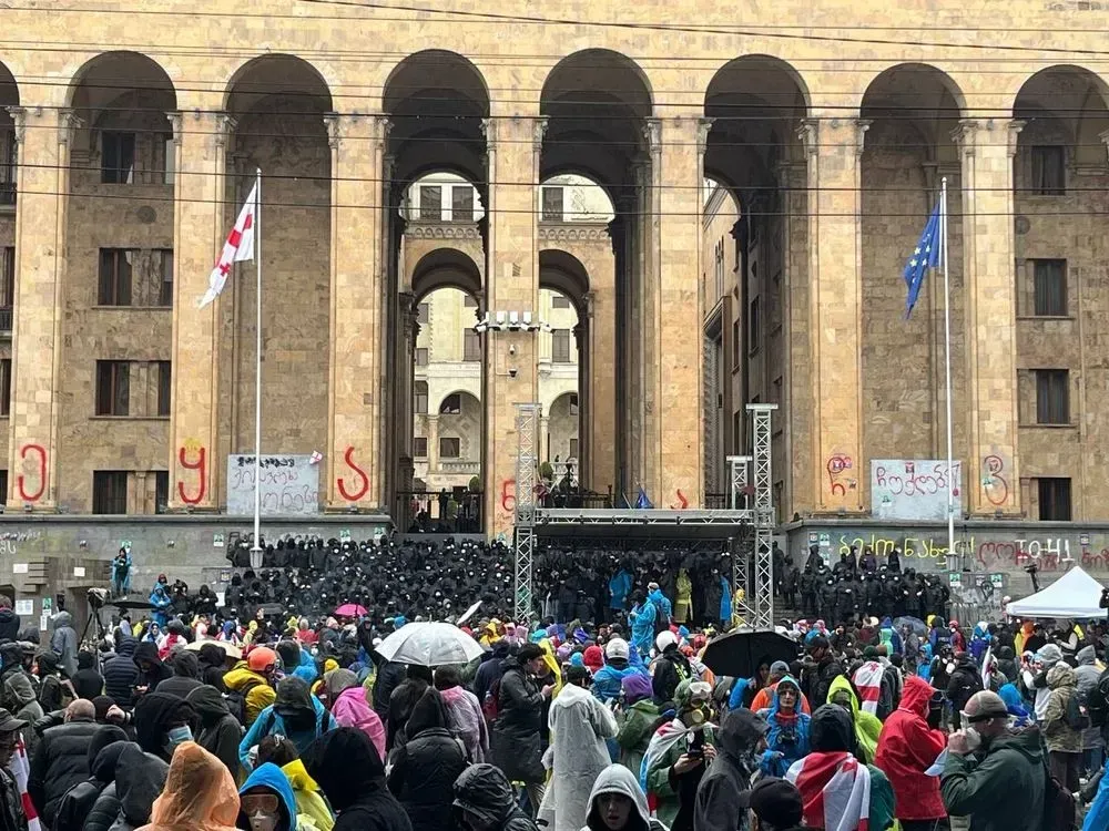 Після ухвалення закону про іноагентів парламент Грузії запровадив "червоний рівень"