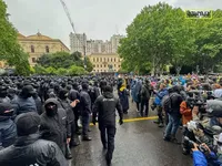 У Тбілісі біля будівлі парламенту почались затримання. МВС Грузії заявляє, що акція нібито "набула насильницького характеру"