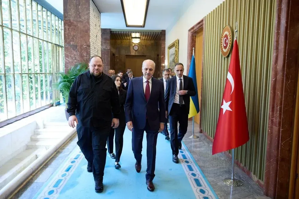 Стефанчук прибыл с рабочим визитом в Анкару: обсудил углубление сотрудничества с турецким коллегой Куртулмушем