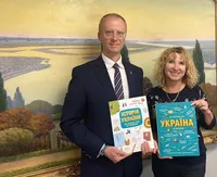 Генеральне консульство України в Торонто передало 300 книг для місцевих українських шкіл