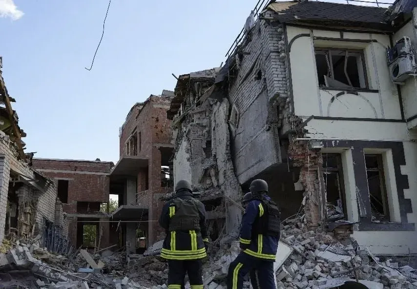 russian-strike-in-kharkiv-wounds-21-people-including-3-children