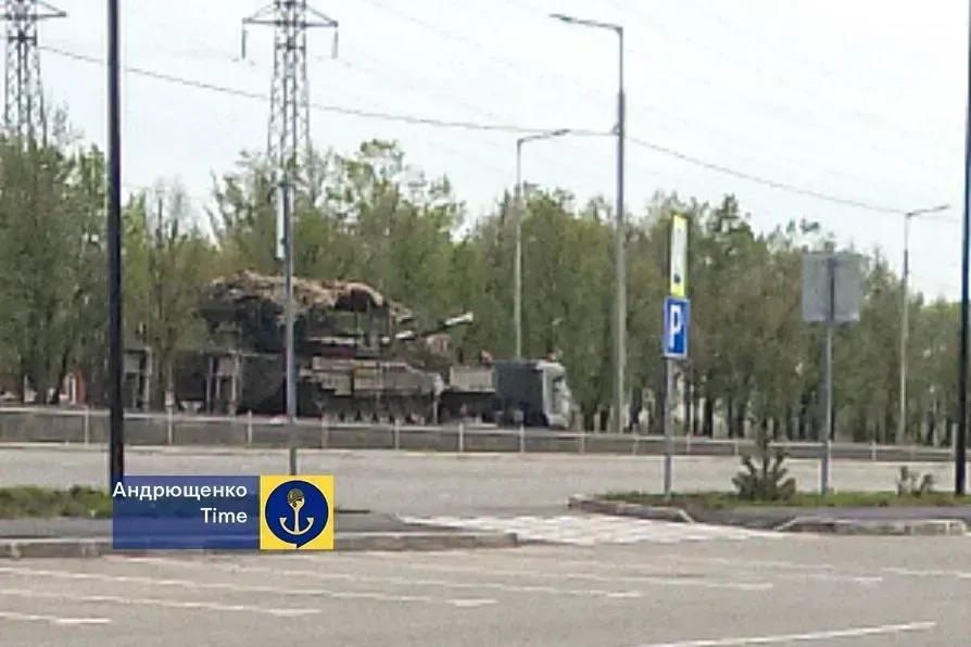 russians-transport-tanks-by-rail-through-occupied-mariupol
