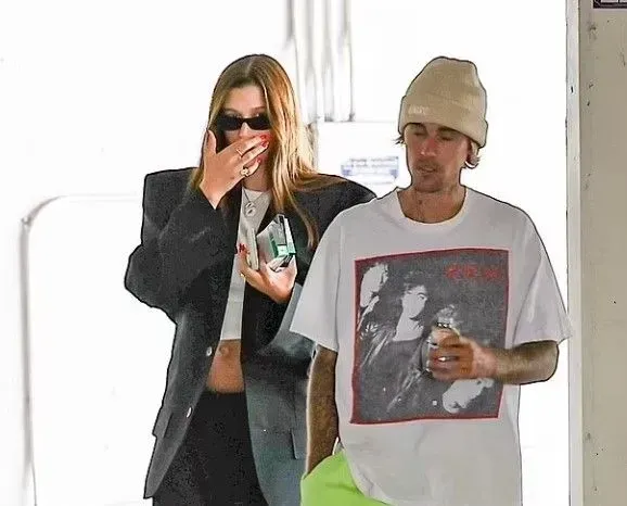 hailey-bieber-shows-her-pregnancy-for-the-first-time-in-public-after-announcing-the-news-of-her-pregnancy