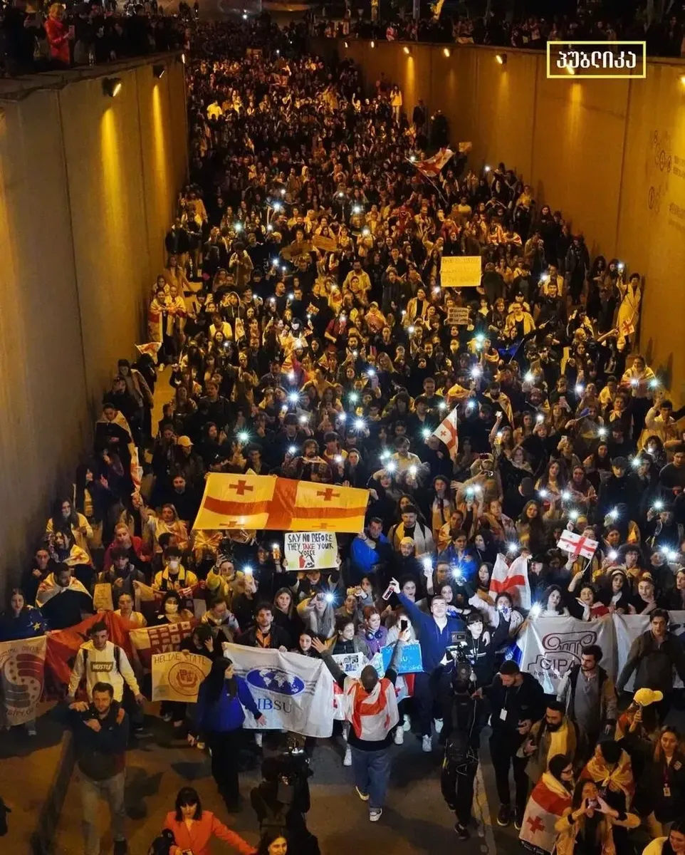 Десятки тисяч людей знову вийшли на протест у Грузії проти закону про "іноагентів"
