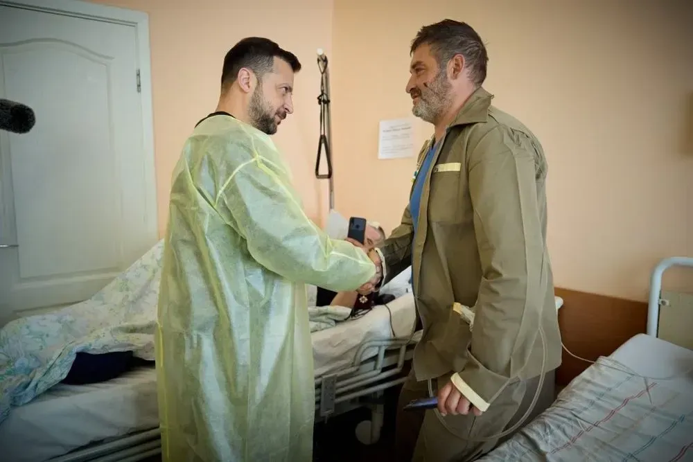 Zelenskyy visits hospital in Kharkiv where wounded soldiers are being treated