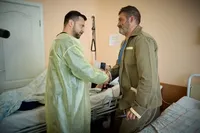 Zelenskyy visits hospital in Kharkiv where wounded soldiers are being treated