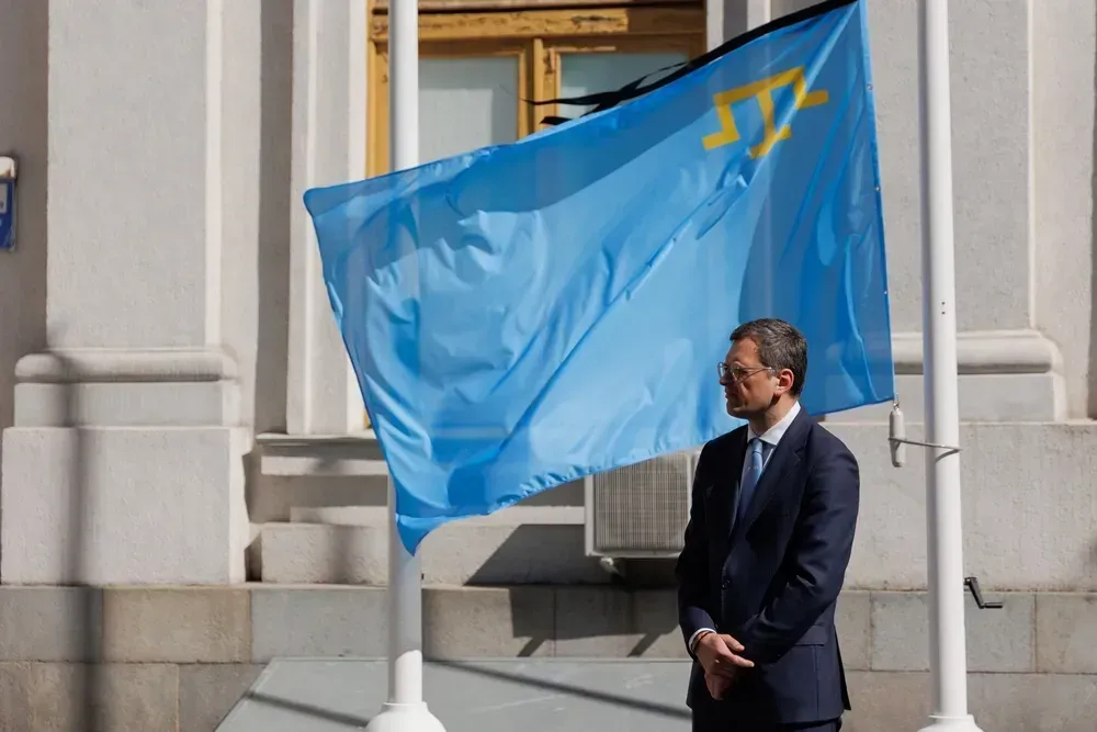 on-the-anniversary-of-the-tragedy-of-mass-deportation-the-flag-of-the-crimean-tatar-people-was-raised-at-the-ministry-of-foreign-affairs-of-ukraine