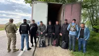 Border guards detain five fugitives hiding in a truck trailer