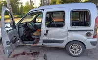 Российский беспилотник сбросил взрывчатку на автомобиль руководителя одной из общин Херсонщины: мужчина получил ряд ранений
