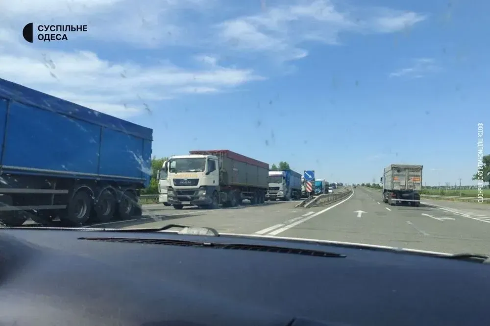 Truckers block the highway to Kyiv in Odesa region