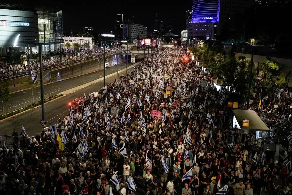 Israeli police arrest participant of anti-government protests in Tel Aviv