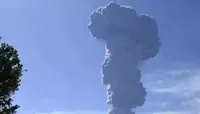 Volcano erupts on Indonesian island of Halmahera: people are evacuated