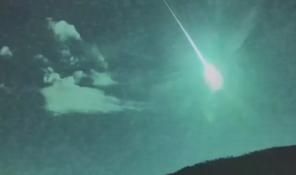 nebo-nad-ispaniei-i-portugaliei-osvetil-oblomok-kometi