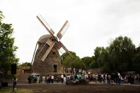 Сохранение культурных памятников: отреставрированная ветряная мельница с Херсонщины заработала в Киеве