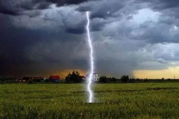 lightning-strike-injures-10-people-in-germany