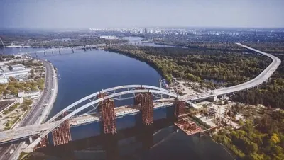 Мільйонні збитки на оренді техніки для будівництва Подільського мосту: у Києві генпідряднику повідомили про підозру