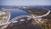 Миллионные убытки на аренде техники для строительства Подольского моста: в Киеве генподрядчику сообщили о подозрении