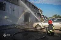 Масштабна пожежа на столичному СТО: рятувальники намагаються приборкати полум’я 