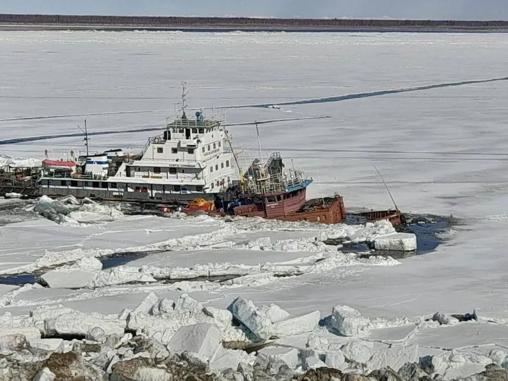 failed-to-cope-with-ice-drift-two-motor-ships-sank-in-russia