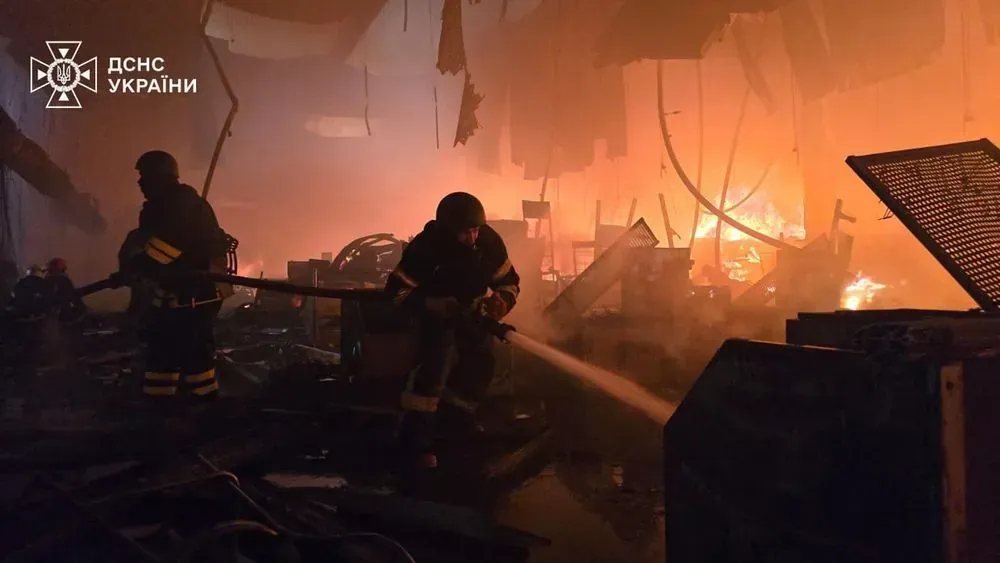 Удар рф по будівельному гіпермаркету в Харкові: пожежу локалізовано