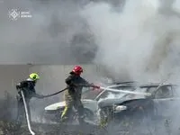 В Киеве загорелись машины на штрафплощадке: спасатели сообщили детали