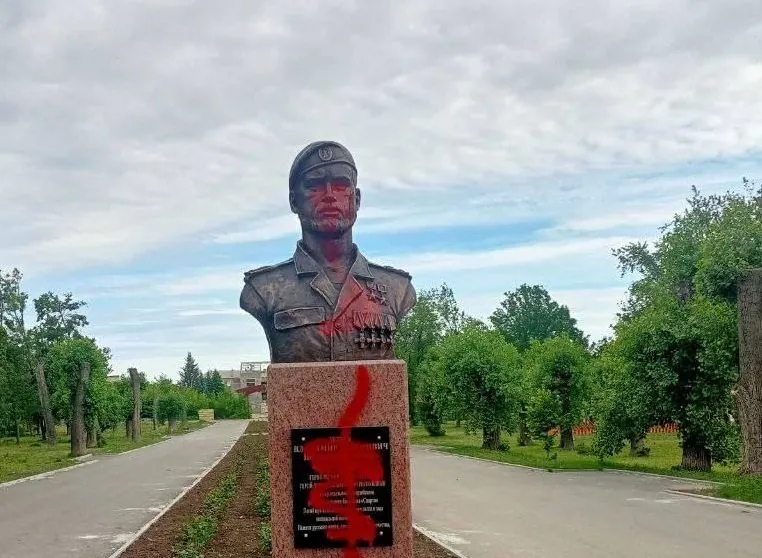 monument-to-militant-poured-with-red-paint-in-occupied-makiivka