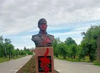 Monument to militant poured with red paint in occupied Makiivka