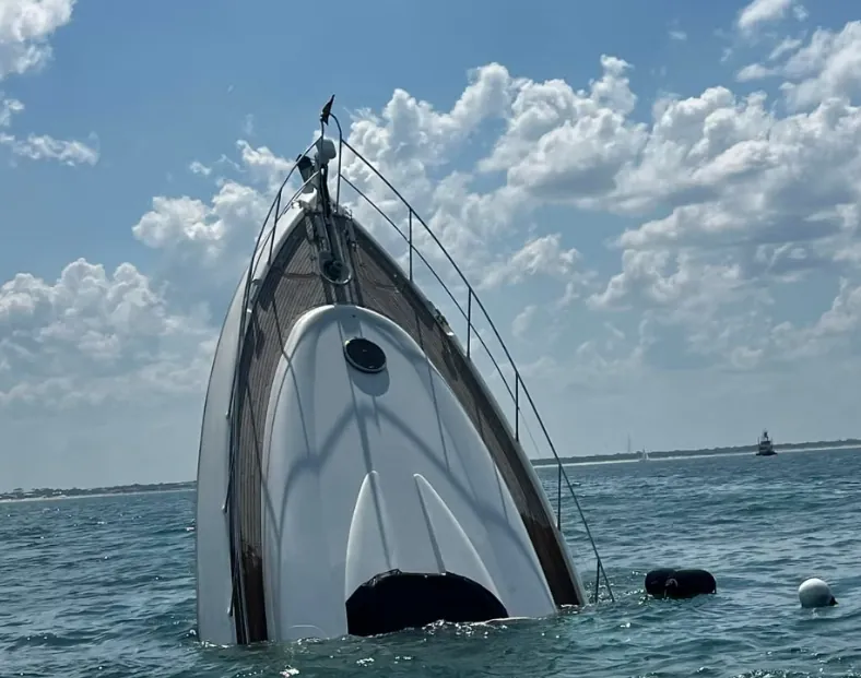 Роскошная яхта затонула у берегов Флориды, двух человек спасли