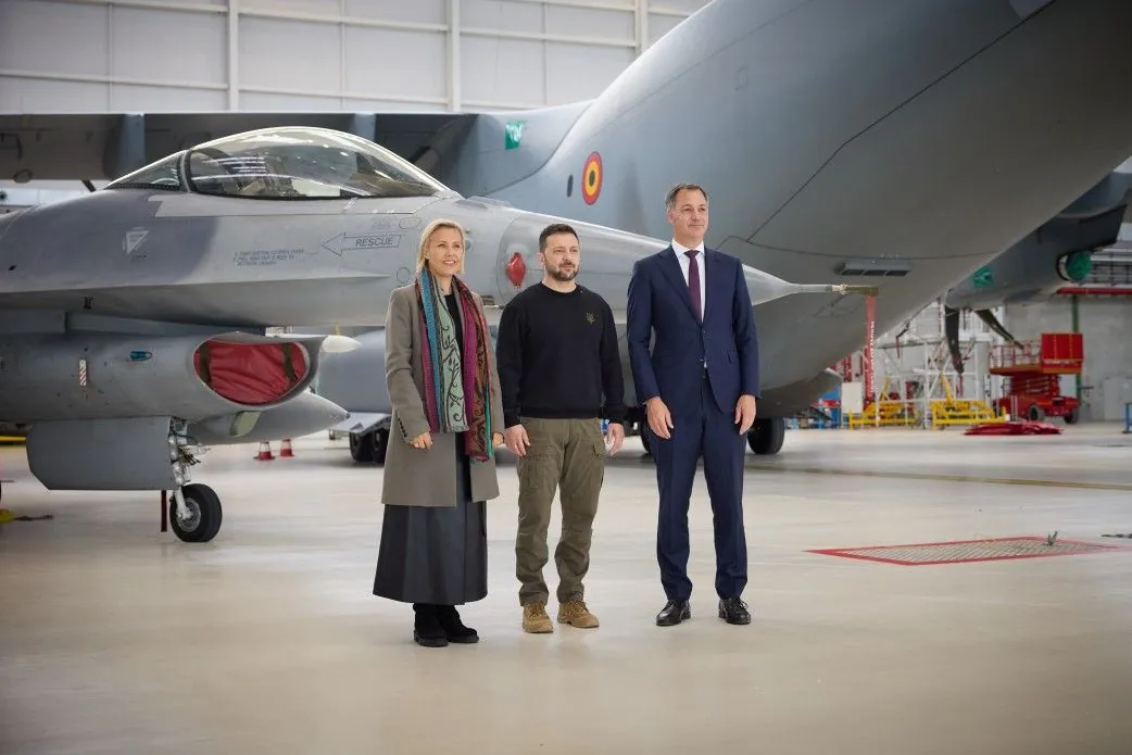 zelensky-inspects-f-16-fighters-at-mellsbrook-airfield
