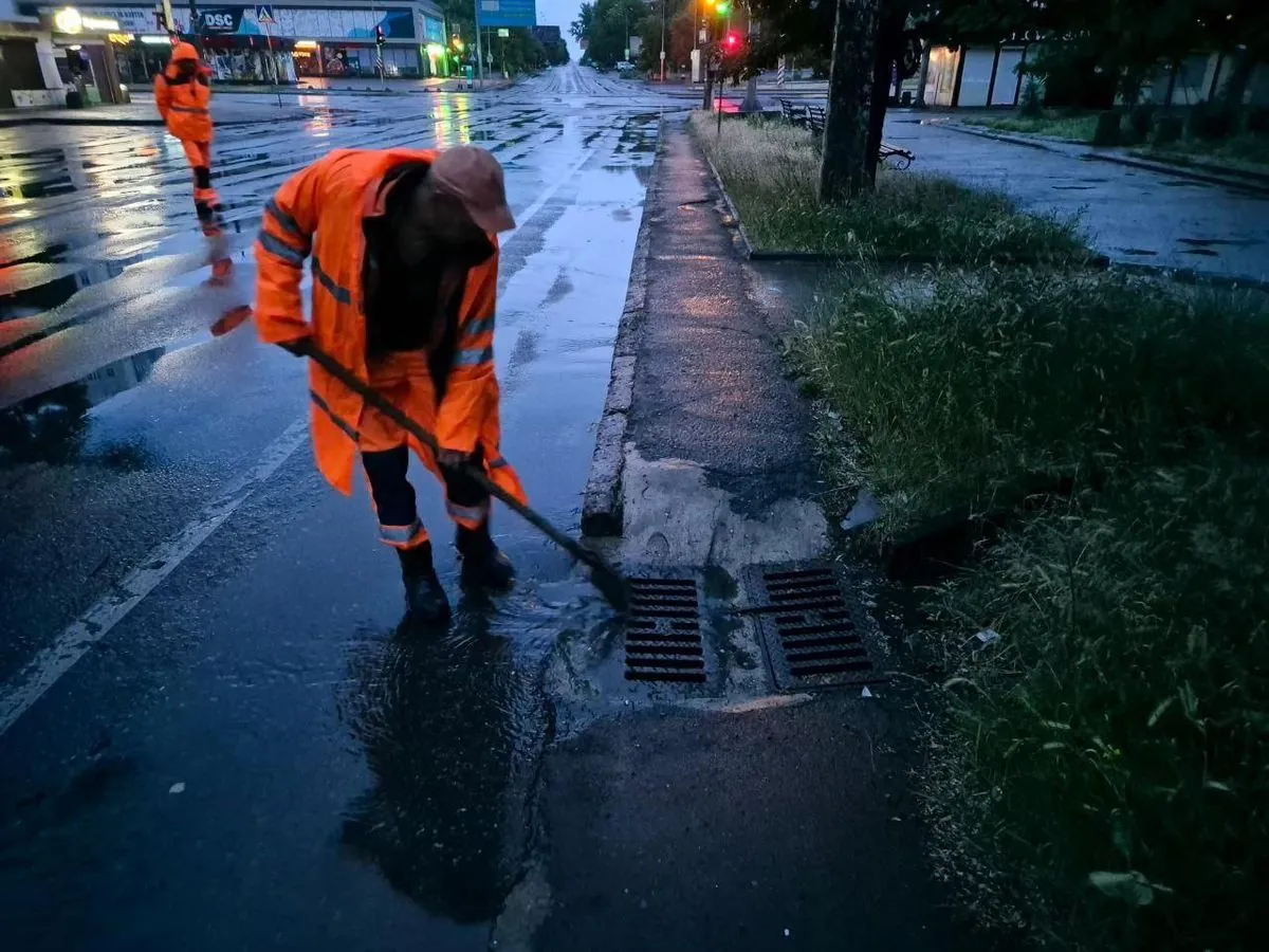 Сильний дощ затопив вулиці Одеси, міські служби працюють над ліквідацією підтоплень