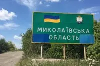 На Миколаївщині рф двічі завдала удару, спричинивши пожежу в будівлі: без жертв