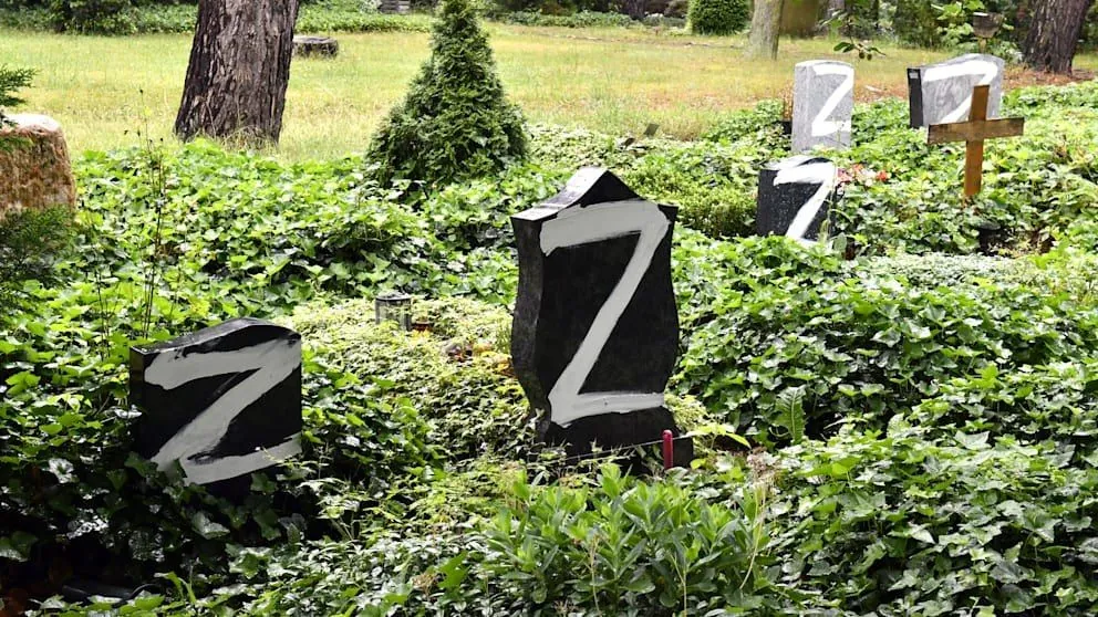 in-berlin-vandals-desecrated-more-than-80-graves-by-drawing-the-letter-z