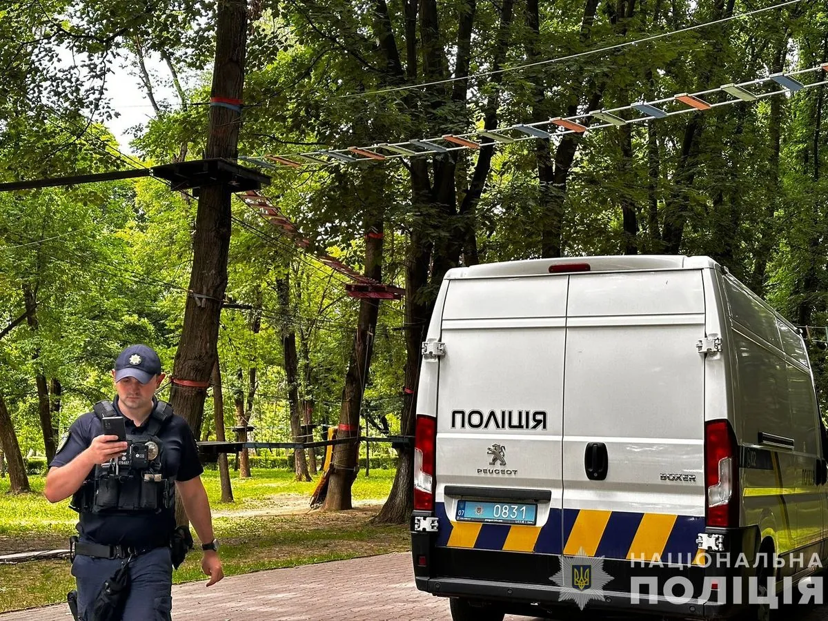 Впали з висоти орієнтовно 1,5 м: у мотузковому парку Ужгорода постраждали 16 дітей