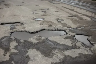 Жахливу ділянку дороги у Чернігівській області, якої "швидка" ледь довезла важко хвору літню жінку до лікарні, має ремонтувати Агентство відновлення
