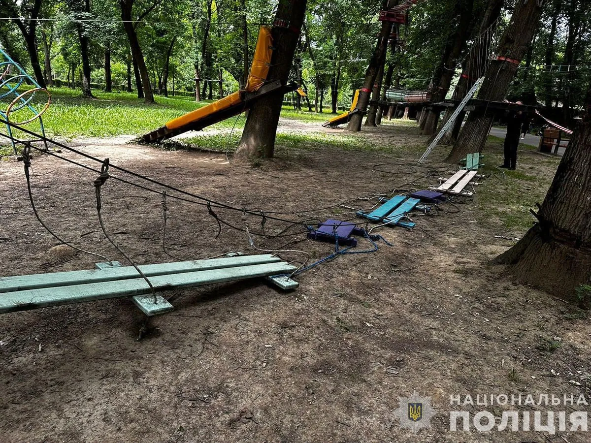 Падение детей с высоты после обрыва троса в веревочном парке в Ужгороде: открыто производство