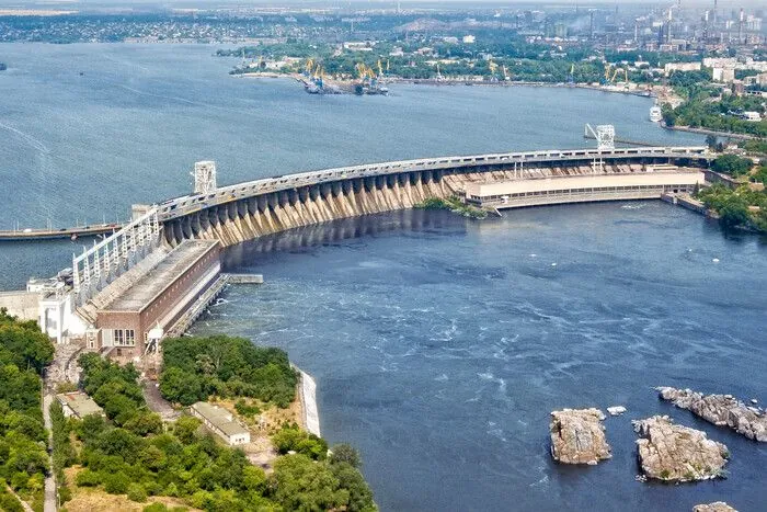 in-zaporozhye-blocked-traffic-through-the-dnieper-hydroelectric-power-station