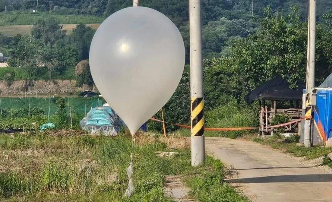 Северная Корея снова запустила сотни воздушных шаров с мусором в сторону Юга