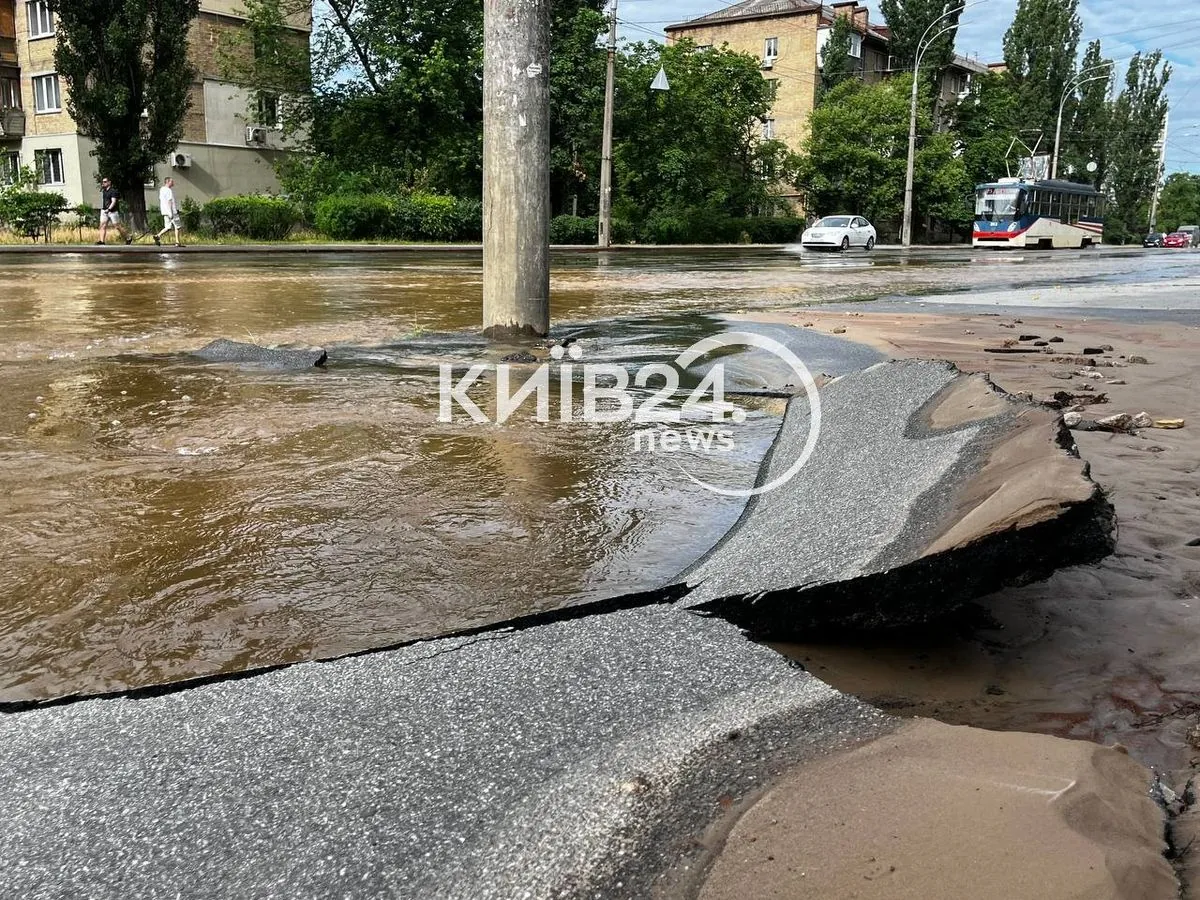 На левом берегу в Киеве из-за аварии на водопроводе затопило улицу