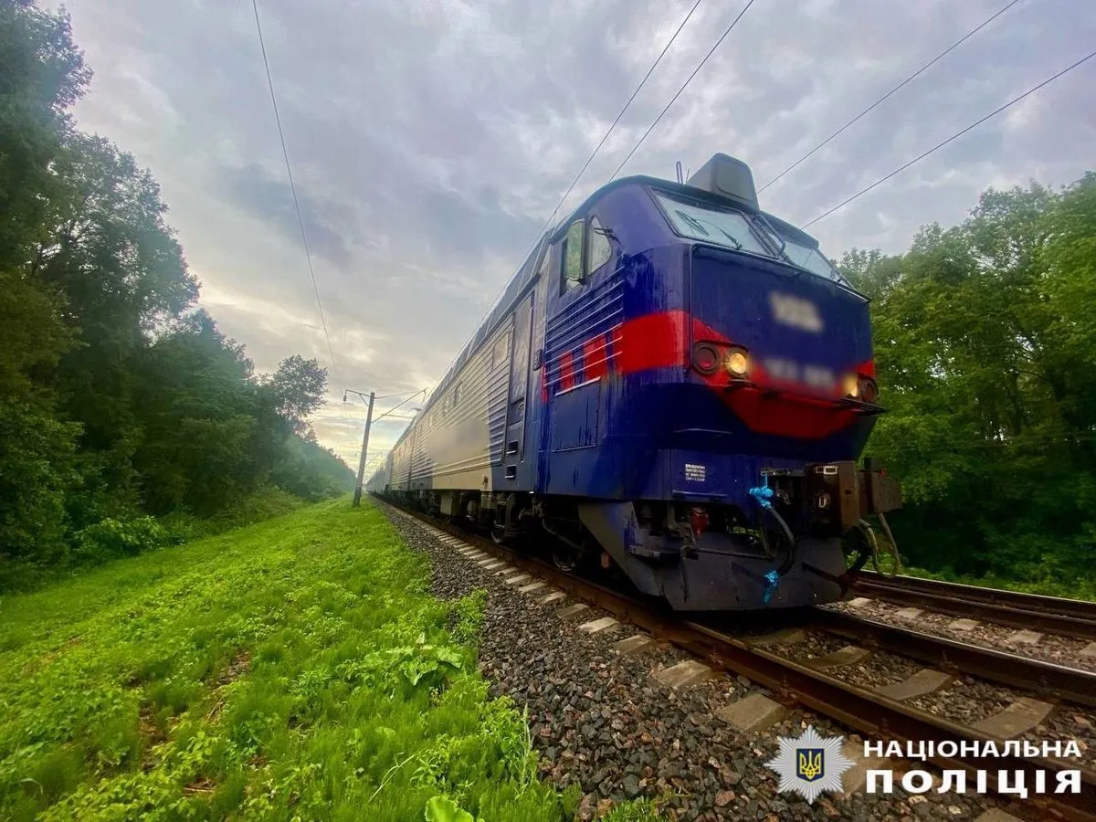 На Киевщине под колесами поезда погибла 13-летняя девушка