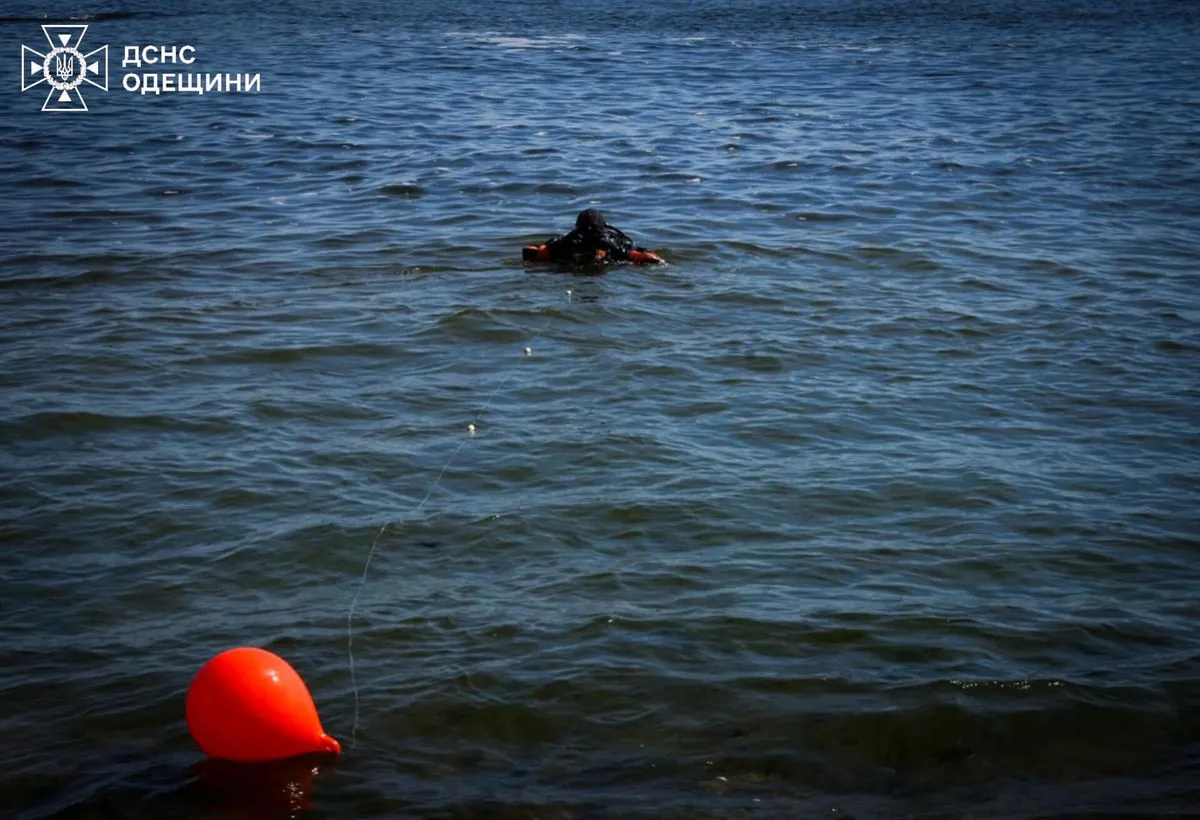 В Одессе 20-летнюю полицейскую смыло волной в море, ее тело ищут водолазы