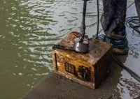 В Нью-Йорке рыбаки вытащили из озера сейф со 100 000 долларов