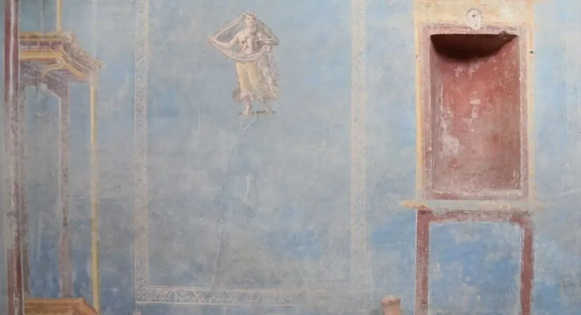 New surprises at the ruins of Pompeii: a rare blue room discovered in the centre of the ancient city