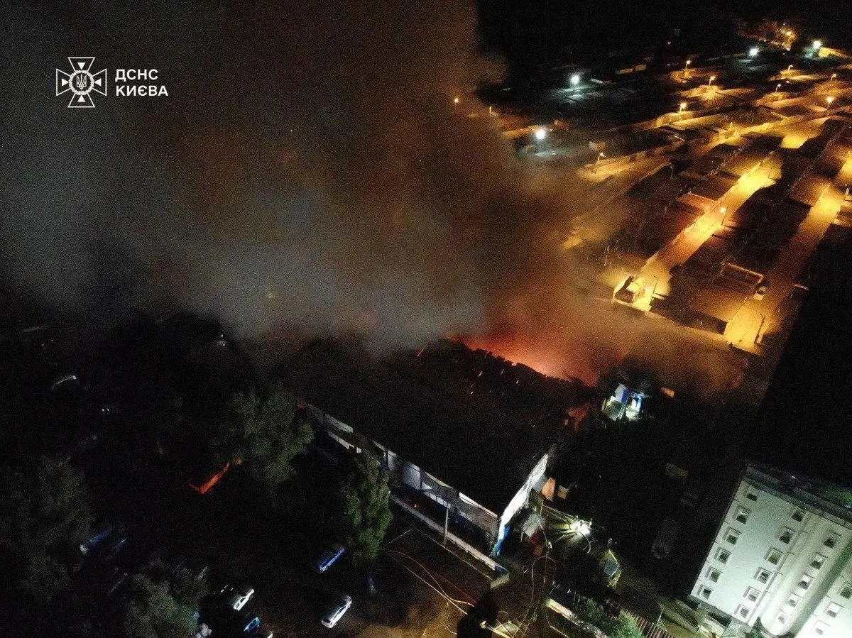 Масштабну пожежу на складі у Києві загасили